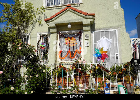 Decorazioni di Halloween al di fuori di una casa in Echo Park, a est di Los Angeles, California USA KATHY DEWITT Foto Stock