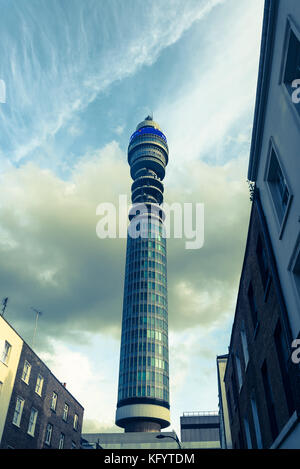 BT Tower, di una torre di comunicazione si trova a Fitzrovia, London, England, Regno Unito Foto Stock