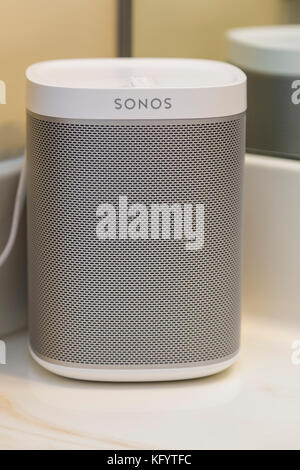 Sonos play 1 wireless altoparlante bianco in bagno sul bancone di marmo-top Foto Stock