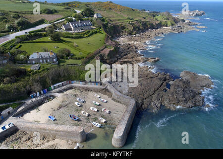 Vista aerea del porto Racine, soprannominato il più piccolo porto in Francia, nel quartiere di Saint Germain-des-Vaux, penisola del Cotentin, lungo le coste di Norman Foto Stock