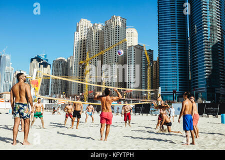 Dubai, Emirati Arabi Uniti - 30 novembre 2013. pallavolisti godere di un gioco intorno alla Marina di Dubai mentre la città è in costruzione in background. Foto Stock