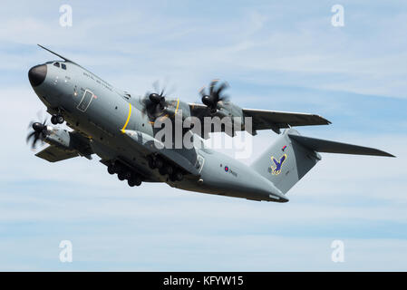 Un aereo da trasporto militare Airbus A400M del settantesimo squadrone a RAF Brize Norton decolla a RAF Fairford. Foto Stock