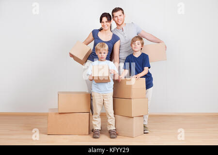 Felice famiglia giovane in movimento nella nuova casa Foto Stock