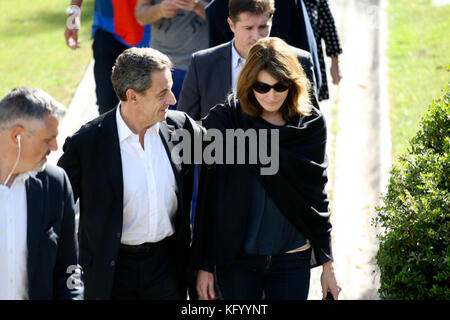Ex presidente francese Nicolas Sarkozy con la moglie Carla bruni visita museo di Acropoli. L'ex presidente francese con la moglie Carla bruni arrivare Foto Stock