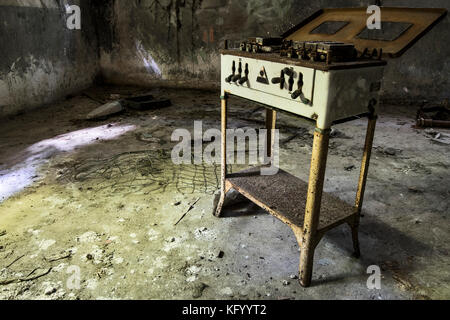 Una vista su un vecchio elettro dispositivo antiurto, all interno di un abbandonato ospedale psichiatrico Foto Stock