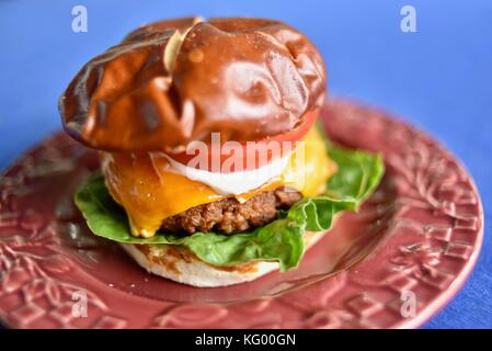 Senza carne carne (gratuito) al di là di burger da al di là di carne. Vegetarian vegan burger realizzato da piselli e altri ingredienti. condimenti pomodoro, spinaci, formaggio. Foto Stock