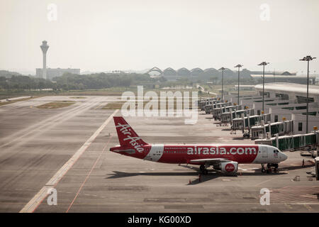 Un airasia bhd. aeromobili A320 si erge su asfalto presso l'aeroporto internazionale di Kuala Lumpur 2 (klia2) a Sepang, Selangor, Malaysia Foto Stock