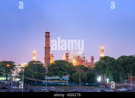 La splendida architettura di Mughal della moschea Badshahi a Lahore, in Pakistan Foto Stock