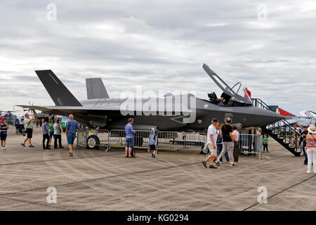 Una scala piena modello di RAF Lockheed Martin F-35B Lightning II presso gli RNAS Yeovilton International Air giorno 2017 Foto Stock