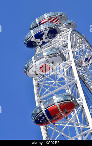 London Eye baccelli, Londra, Regno Unito. Il passeggero baccelli sono decorate con le bandiere di tutto il mondo. Foto Stock