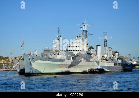 HMS Belfast, il fiume Tamigi e il Pool di London, Londra, Regno Unito. Brasiliano Marina U27 nave formazione dietro. Foto Stock