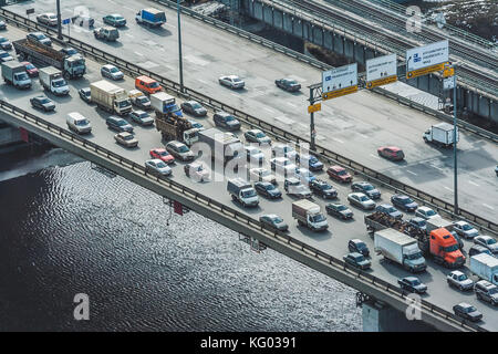 Alta densità di traffico sul ponte sopra il fiume Foto Stock