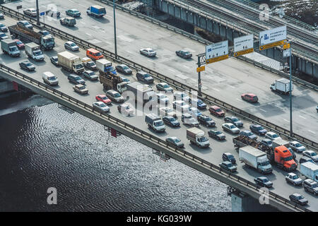Alta densità di traffico sul ponte sopra il fiume Foto Stock