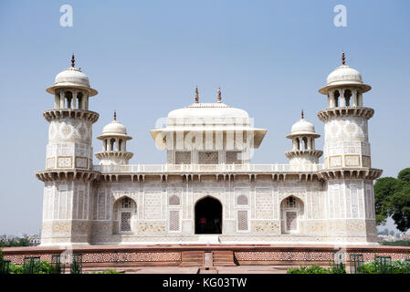 Tomba di Itimad-ud-Daulah. Mirza Ghiyas Beg era un funzionario di imperatori Mughal Akbar e Jahangir. Egli è stato conferito il titolo di Itimad-ud-Daulah. Foto Stock