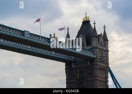 London Tower Bridge da un lato del fiume Tamigi. Prese con nikon d3100 18-55mm Foto Stock