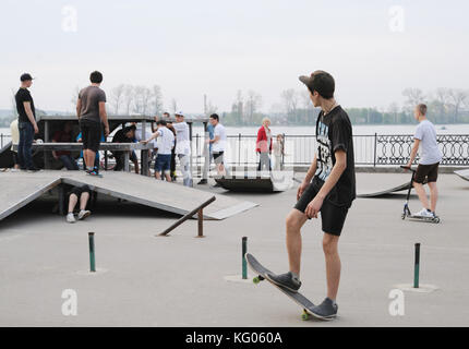 Versione di prova di strada, intrattenimento di adolescenti vicino alla città di lago Foto Stock