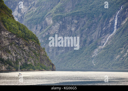 Fiordo norvegese paesaggio. yacht viaggio. Visitate la Norvegia. turismo orizzontale. Foto Stock