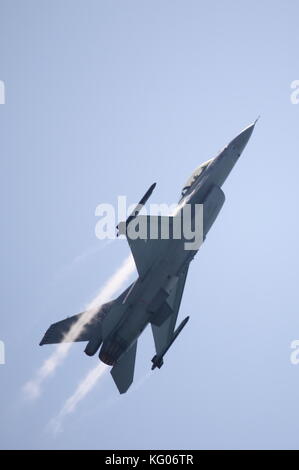 Roma - 29 giugno: un F-16 Falcon esegue a roma international air show il 29 giugno 2014 in Roma, Italia Foto Stock