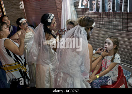 Halloween. Bambino getting Zombie viso trucco in Thailandia street. Foto Stock