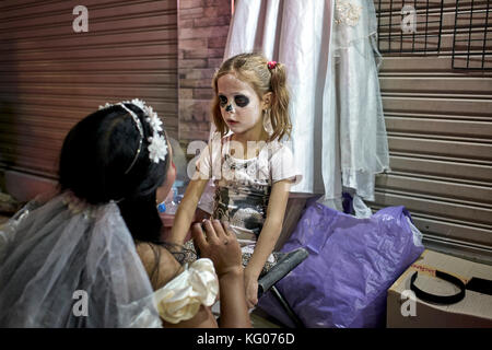 Halloween. Bambino getting Zombie viso trucco in Thailandia street. Foto Stock