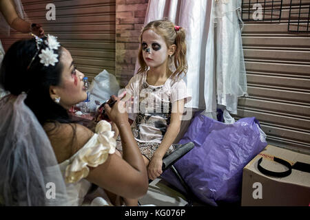 Halloween. Bambino getting Zombie viso trucco in Thailandia street. Foto Stock