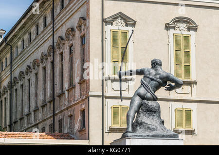 Windows su piazza Trento e Trieste con la statua di crema, Italia Foto Stock