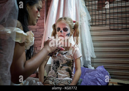 Halloween. Bambino getting Zombie viso trucco in Thailandia street. Foto Stock