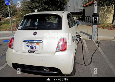 Piccola batteria di ricarica per auto elettriche Fiat a basso consumo di carburante presso la stazione di ricarica nel parcheggio di Frogtown East Los Angeles California USA KATHY DEWITT Foto Stock