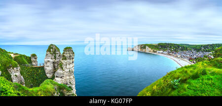 Villaggio di Etretat e spiaggia della baia, vista aerea dalla scogliera. Normandia, Francia, Europa. Foto Stock