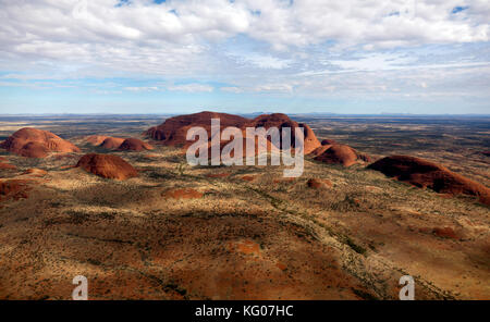 Una veduta aerea di Kata Tjuṯa, un gruppo di grandi formazioni rocciose a cupola nel Parco Nazionale di Uluṟu-Kata Tjuṯa, territorio del Nord, Australia Foto Stock