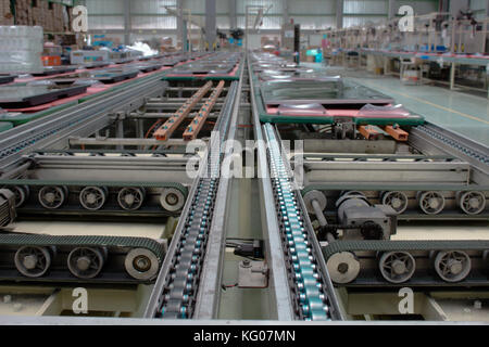 Il convogliatore in una linea di produzione di fabbrica. Foto Stock