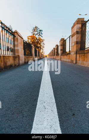 Singola linea bianca sulla strada vuota Foto Stock