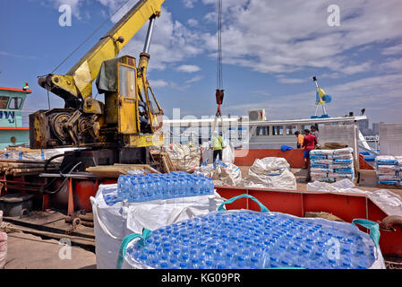 Il caricamento con gru e scarico di imbarcazione. Dei portuali a Pattaya commerciale porto di spedizione. Thailandia, Sud-est asiatico Foto Stock