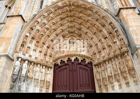 Ornati di calcare scolpito portale gotico ingresso mostra 78 scolpisce statue Monastero di Batalha Portogallo Foto Stock