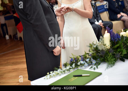 Scambio di coppia anelli di nozze il giorno delle nozze Foto Stock