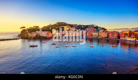 Sestri Levante La Baia del Silenzio o baia del silenzio del porto di mare e spiaggia vista sul tramonto. Liguria, Italia Europa. Foto Stock