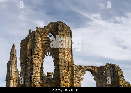 Whitby Abbey set contro un nuvoloso cielo blu Foto Stock