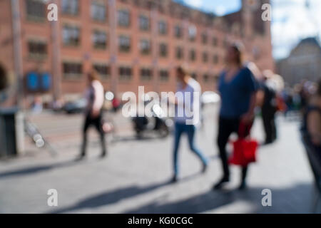 Strada trafficata scena di sfondo ad Amsterdam Damrak spostamenti di persone defocalizzata e sfocata in movimento. Foto Stock