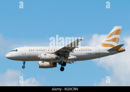 LONDON, Regno Unito - 03 agosto 2013 una British Airways A319 con grafica oro atterraggio all' Aeroporto di Heathrow Foto Stock