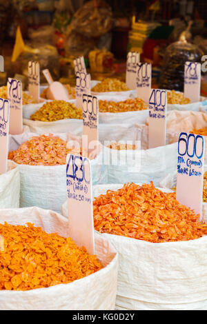 Pile di vari gamberi secchi con il cartellino del prezzo per la vendita al mercato locale in Bangkok Foto Stock