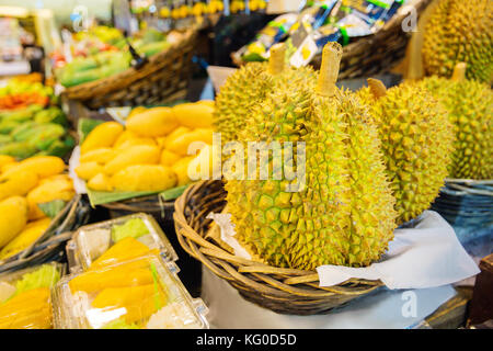 Primo piano della frutta Durian per la vendita sul mercato in stallo della Thailandia Foto Stock