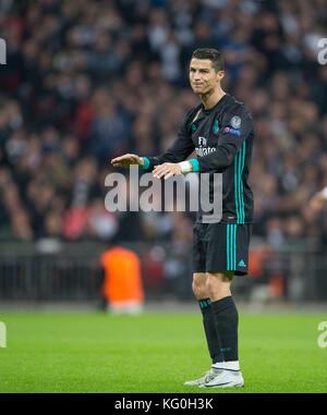Cristiano ronaldo del real madrid mostra la sua frustrazione durante la UEFA Champions League match di gruppo tra Tottenham Hotspur e real madrid a wembl Foto Stock