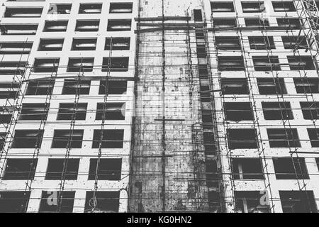 Framework su un edificio con fori di proiettile in bianco e nero a Beirut, Libano Foto Stock