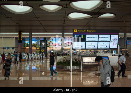 31.10.2017, Singapore, Repubblica di Singapore, Asia - Una vista del livello di partenza sul lato terra del nuovo Terminal 4 all'Aeroporto Changi di Singapore. Foto Stock