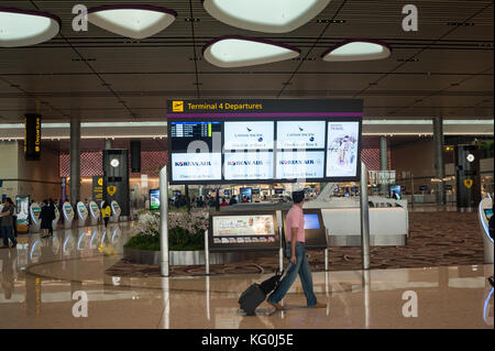 31.10.2017, Singapore, Repubblica di Singapore, in asia - Una vista della landside livello di partenza del nuovo terminal 4 a Singapore Changi Airport. Foto Stock