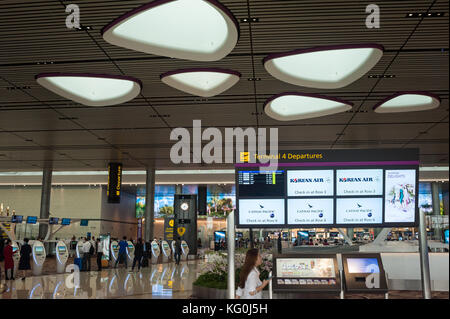 31.10.2017, Singapore, Repubblica di Singapore, Asia - Una vista del livello di partenza sul lato terra del nuovo Terminal 4 all'Aeroporto Changi di Singapore. Foto Stock