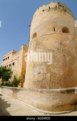 Mura della fortezza difensiva nel centro città di Lamu in Kenya Foto Stock