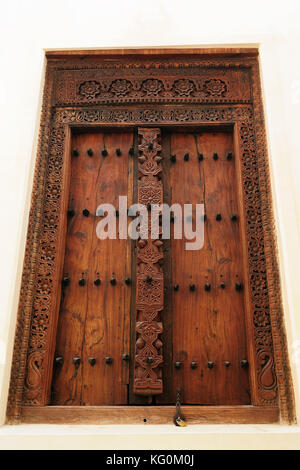 Tradizionale in legno intagliato porta nella città di Lamu, Kenya Foto Stock