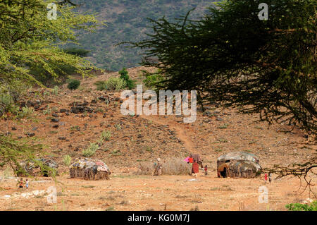 South horr, Kenya - Luglio 09: la famiglia dalla samburu tribù è in piedi di fronte a sua case rotonde si prepara per la rotta verso il mercato in vicino Foto Stock