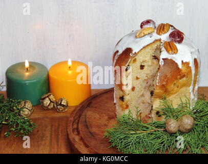 Pane dolce Natale pudding cin frutta secca e glassata e bevande frizzanti Foto Stock